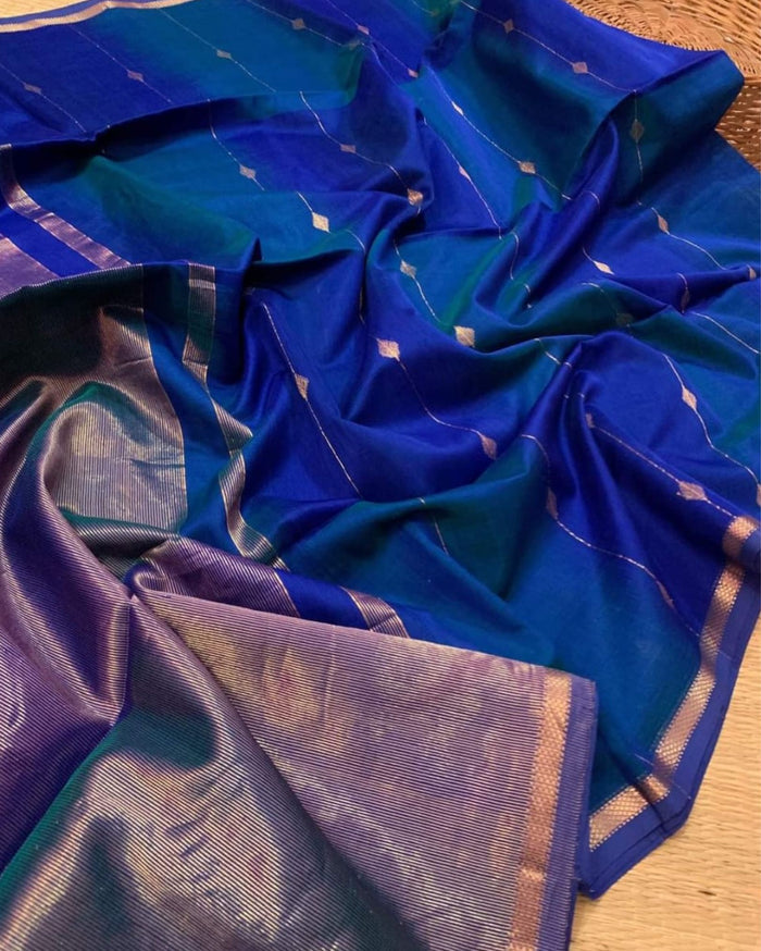 Cobalt blue Maheshwari silk saree with small dobby-set buti and a lavender pallu banded in copper, handwoven in Maheshwar